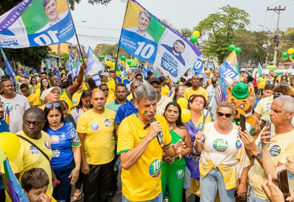 Mesquita: caminhada de Gelsinho no bairro Coreia leva multidão vestida de verde e amarelo