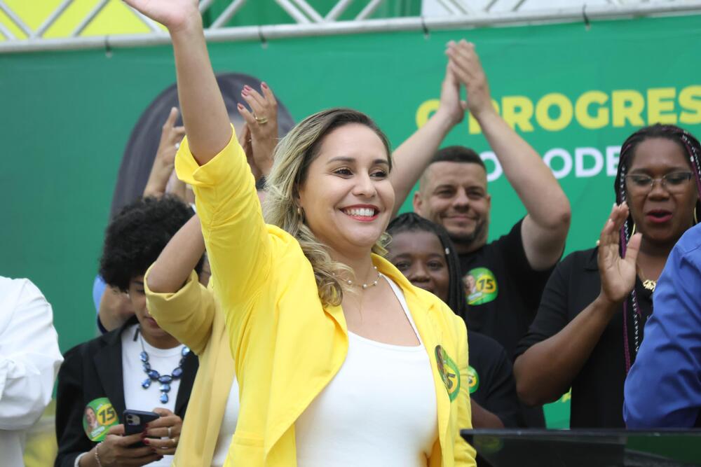 Candidata Daniela de Livia anuncia projetos para Saúde em comício do Partido Agir em Araruama