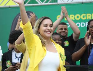 Candidata Daniela de Livia anuncia projetos para Saúde em comício do Partido Agir em Araruama