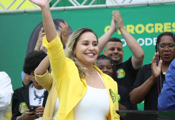 Candidata Daniela de Livia anuncia projetos para Saúde em comício do Partido Agir em Araruama