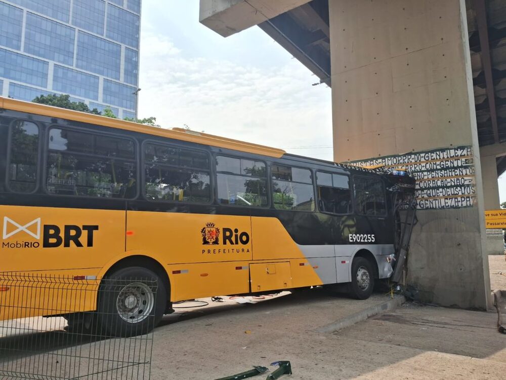 Ônibus BRT bate em pilastra do Elevado do Gasômetro e deixa dezenas de feridos