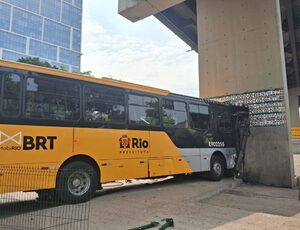 Ônibus BRT bate em pilastra do Elevado do Gasômetro e deixa dezenas de feridos