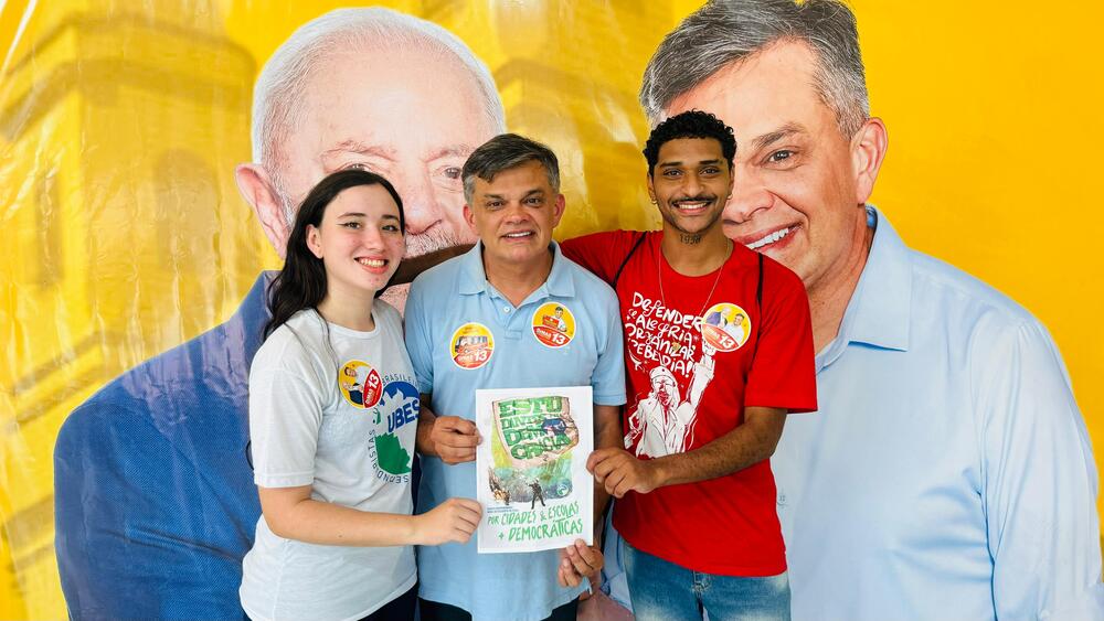 Dimas Gadelha assina carta-compromisso com a juventude