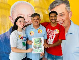 Dimas Gadelha assina carta-compromisso com a juventude