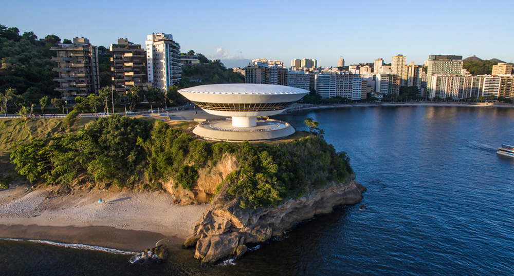 Museu de Arte Contemporânea de Niterói recebe a performance Ovo.Lar: dança, acrobacia aérea e linguagem teatral