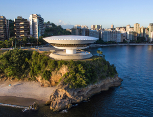 Museu de Arte Contemporânea de Niterói recebe a performance Ovo.Lar: dança, acrobacia aérea e linguagem teatral