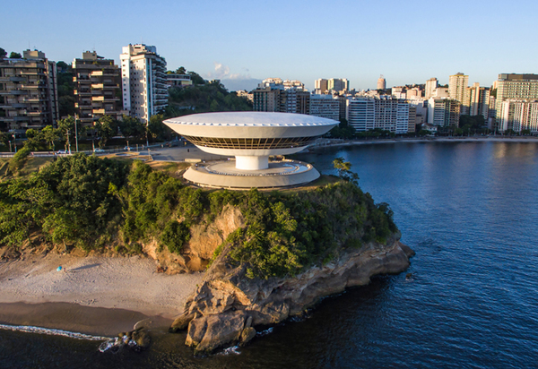 Museu de Arte Contemporânea de Niterói recebe a performance Ovo.Lar: dança, acrobacia aérea e linguagem teatral