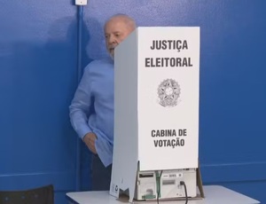 Lula vota em São Bernardo do Campo e fala sobre eleições, fake news e apostas online