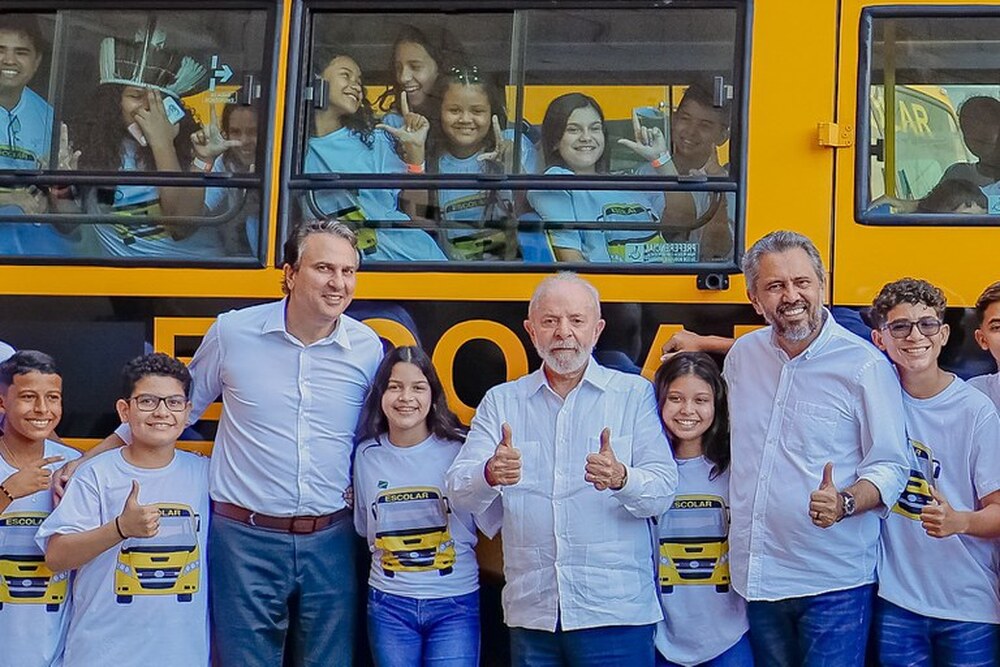 'Estamos cumprindo com a obrigação de cuidar do povo', diz Lula ao entregar ônibus escolares