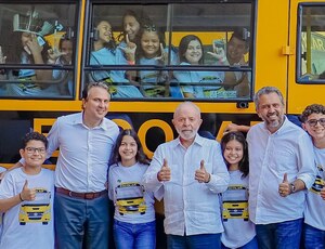 'Estamos cumprindo com a obrigação de cuidar do povo', diz Lula ao entregar ônibus escolares