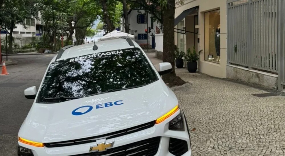 Carro da EBC, empresa do governo federal, é flagrado estacionado na calçada no RJ