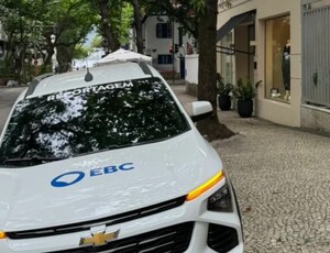 Carro da EBC, empresa do governo federal, é flagrado estacionado na calçada no RJ