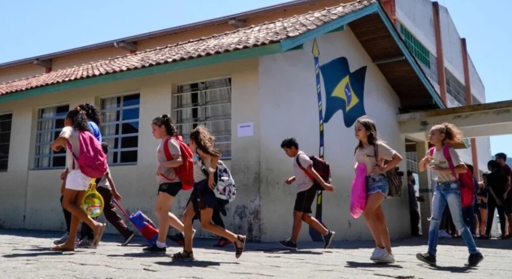 Escolas cívico-militares de SC gastam mais e pioram indicadores, mostra estudo