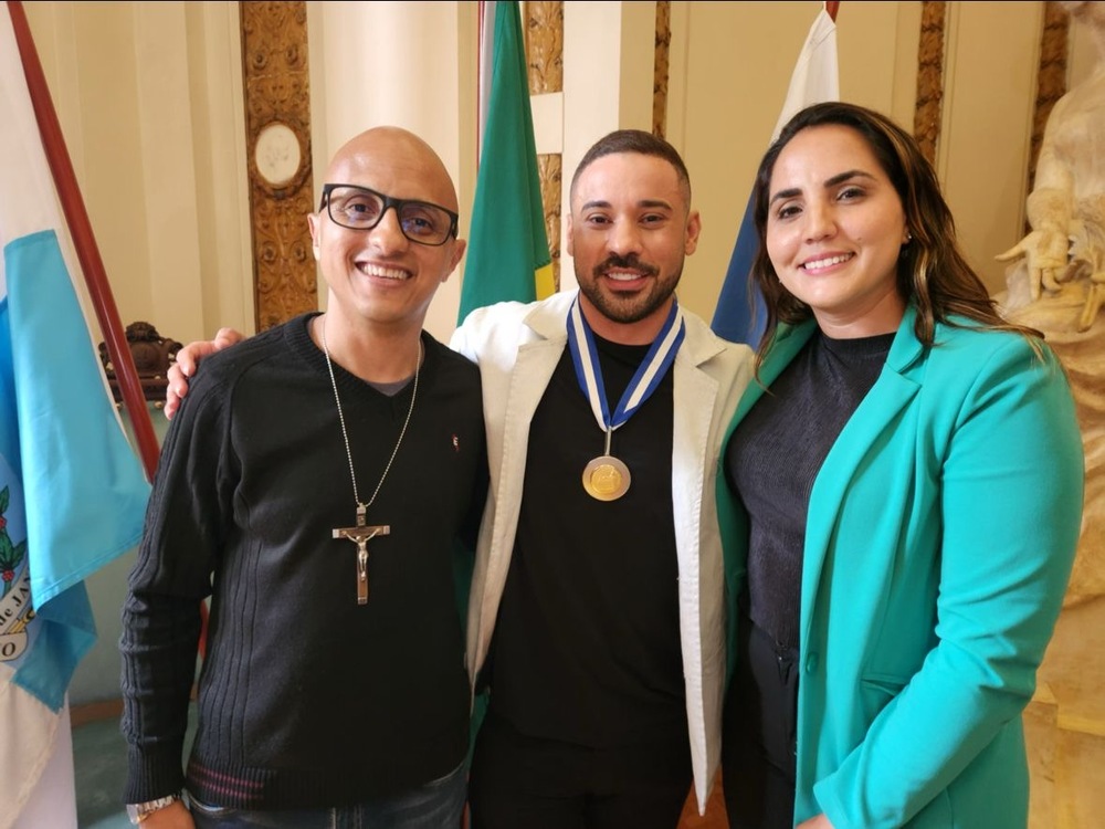 Compromisso com a verdade: Márcio Gualberto entrega Medalha Tiradentes a repórter do SBT