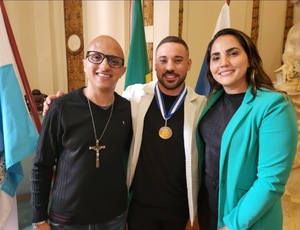 Compromisso com a verdade: Márcio Gualberto entrega Medalha Tiradentes a repórter do SBT