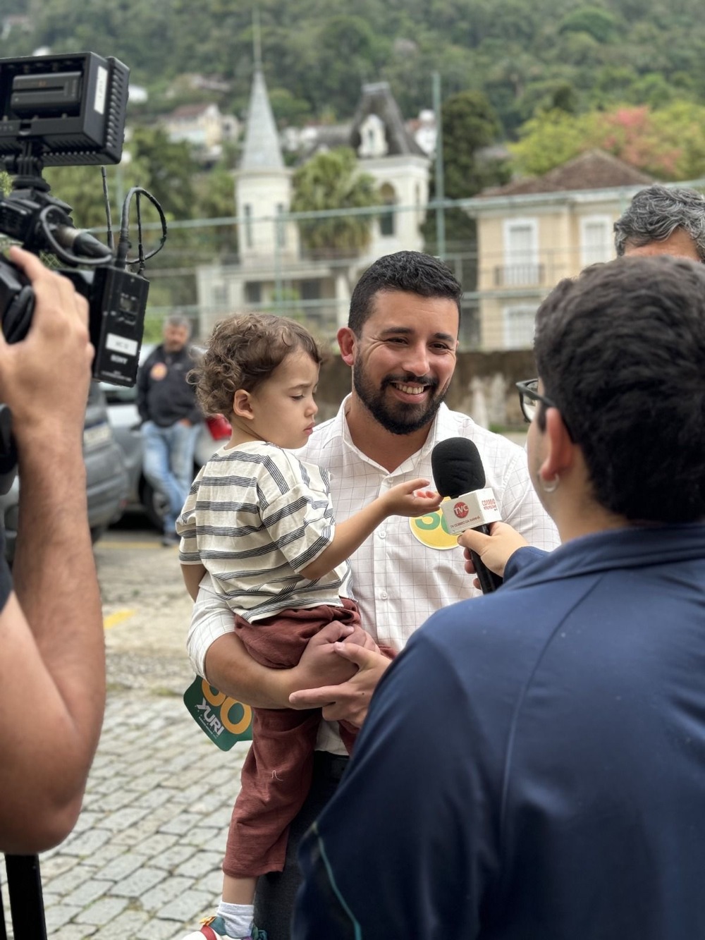 Yuri Moura vota ao lado da família e do vice Marco Novaes, destacando compromisso com a cidade