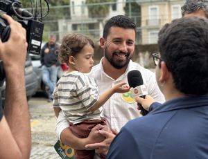 Yuri Moura vota ao lado da família e do vice Marco Novaes, destacando compromisso com a cidade