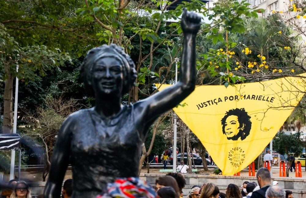 Protesto pede justiça por Marielle e Anderson antes de julgamento