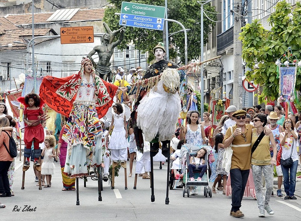 25ª 'Procissão de Todos os Santos' com 'Grande Companhia Brasileira de Mystérios e Novidades' e seus artistas em pernas de pau no cortejo pela Zona Portuária do RJ