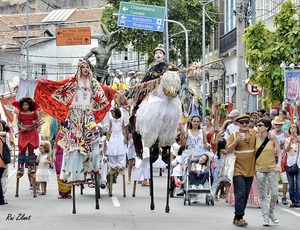 25ª 'Procissão de Todos os Santos' com 'Grande Companhia Brasileira de Mystérios e Novidades' e seus artistas em pernas de pau no cortejo pela Zona Portuária do RJ