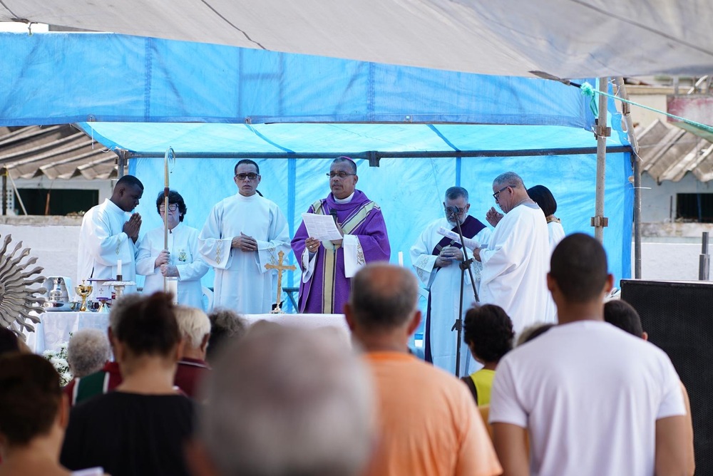 Cemitérios da Baixada recebem milhares de pessoas no Dia de Finados