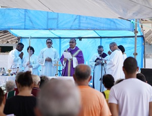 Cemitérios da Baixada recebem milhares de pessoas no Dia de Finados