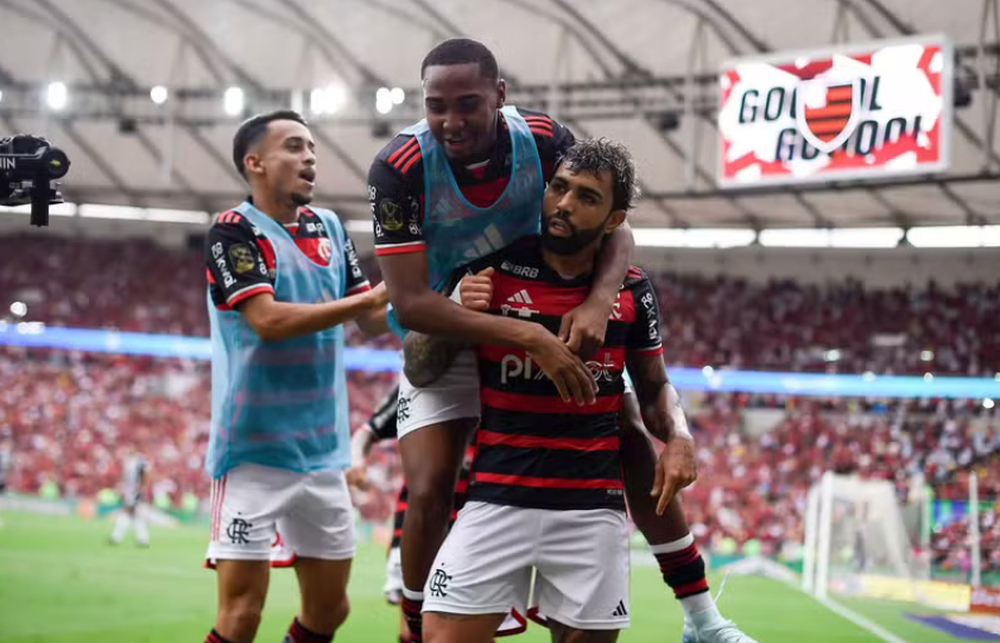 Com dois gols de Gabigol e um de Arrascaeta, Rubro-Negro vence por 3 a 1 no Maracanã lotado e fica perto do pentacampeonato