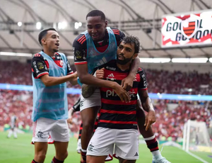 Com dois gols de Gabigol e um de Arrascaeta, Rubro-Negro vence por 3 a 1 no Maracanã lotado e fica perto do pentacampeonato