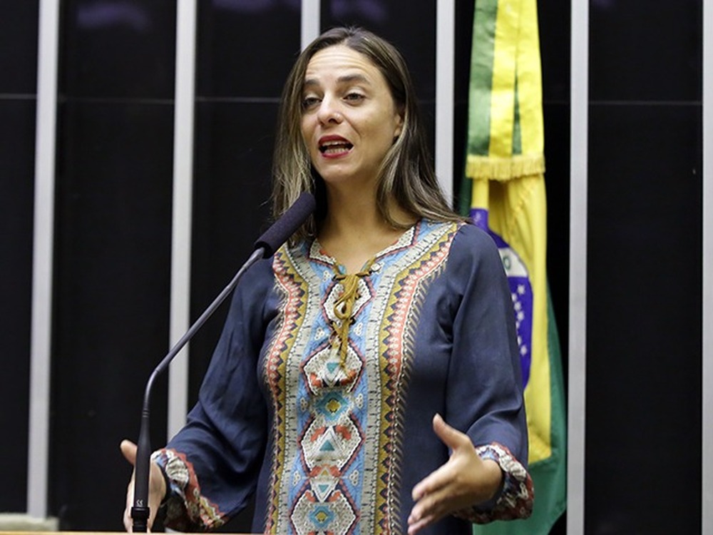 Fernanda Melchionna critica postura de Bolsonaro sobre direitos trabalhistas e uso do Vale Cultura