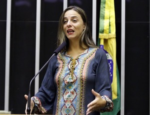 Fernanda Melchionna critica postura de Bolsonaro sobre direitos trabalhistas e uso do Vale Cultura