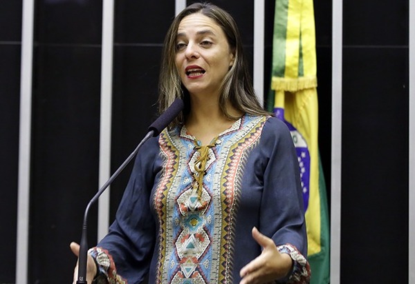 Fernanda Melchionna critica postura de Bolsonaro sobre direitos trabalhistas e uso do Vale Cultura