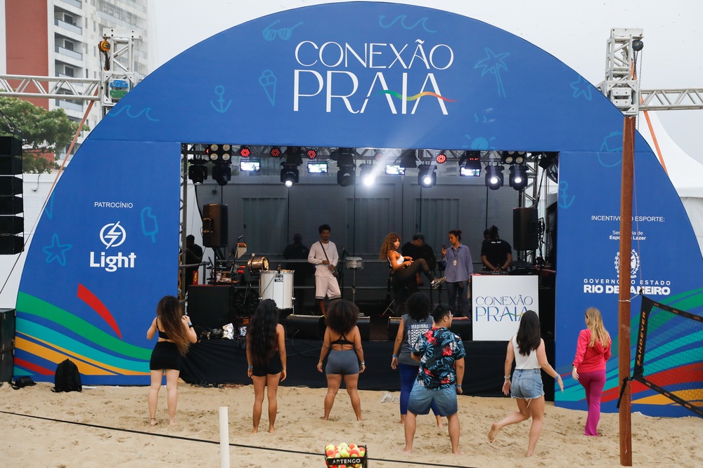 Aulão de dança sacode o público nas areias de Ipanema