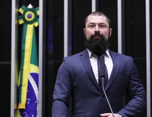 Deputado bolsonarista é escolhido relator na CCJ da PEC que impede participação de militares na política