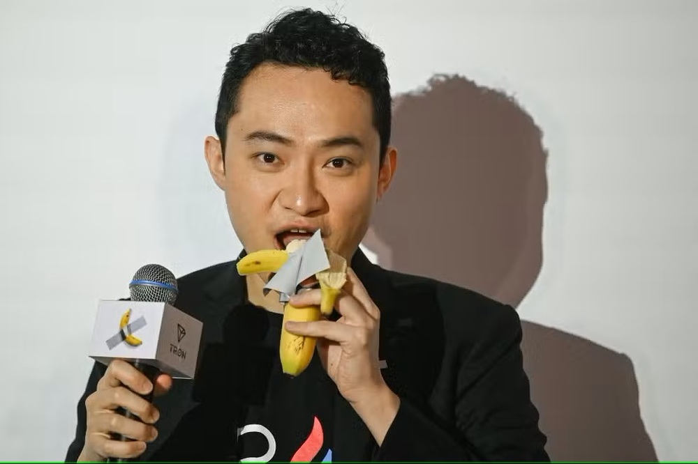 Justin Sun compra banana de US$ 6 milhões e come obra de arte durante entrevista