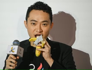 Justin Sun compra banana de US$ 6 milhões e come obra de arte durante entrevista