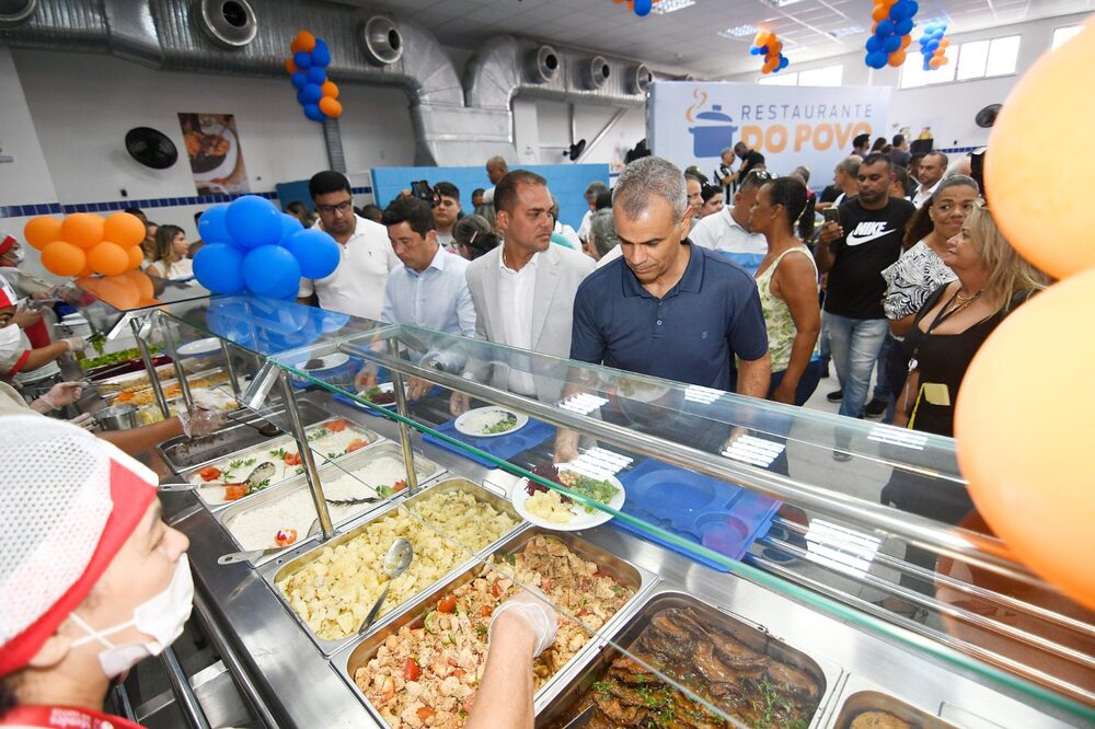 Restaurante do Povo serve refeições a 2 mil pessoas ao ser reaberto hoje em Nova Iguaçu