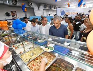 Restaurante do Povo serve refeições a 2 mil pessoas ao ser reaberto hoje em Nova Iguaçu