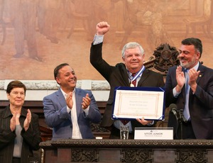 Prefeito Axel Grael é homenageado com a Medalha Tiradentes na Alerj