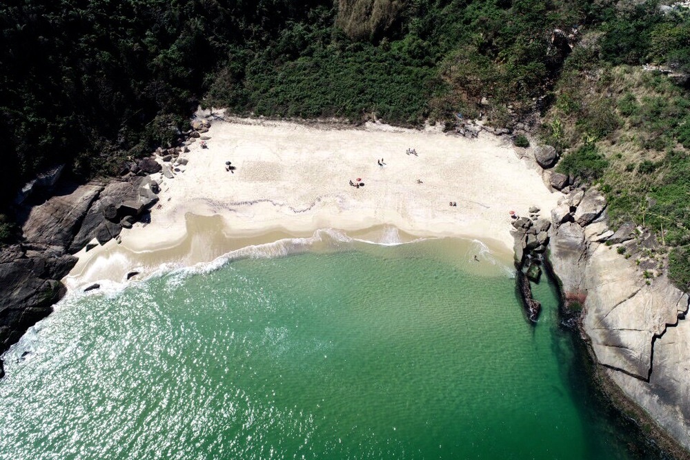 Praia do Sossego celebra hasteamento da Bandeira Azul pelo 4° ano consecutivo