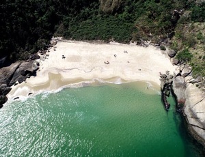 Praia do Sossego celebra hasteamento da Bandeira Azul pelo 4° ano consecutivo