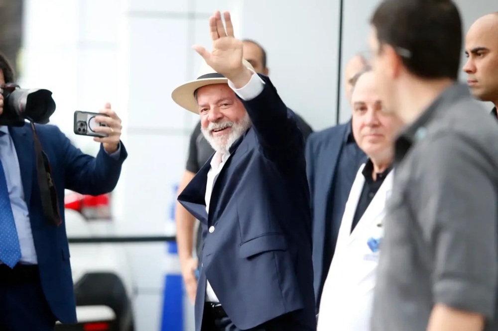 Lula deixa internação com mensagem de superação e promessa de trabalho para o Brasil