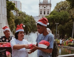 Mãos dadas contra a fome neste Natal