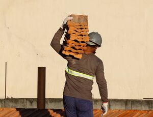 Senado aprova teto para crescimento do salário mínimo e mudanças no BPC 