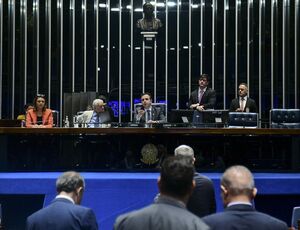 Senado aprova teto para salário mínimo e mudanças no BPC