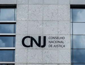 CNJ suspende pagamento de auxílio-alimentação de R$ 10 mil para juízes