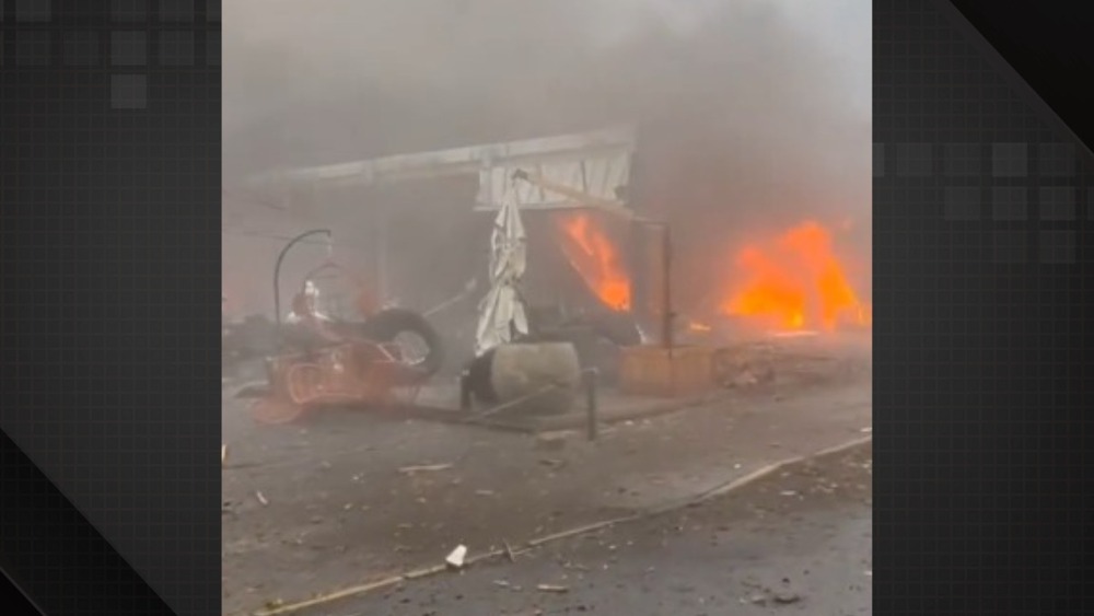 Vídeo: avião cai sobre lojas e casas e provoca incêndio no Centro de Gramado