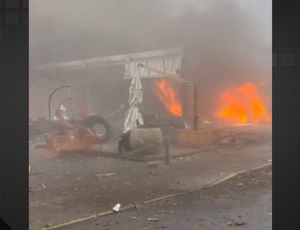 Vídeo: avião cai sobre lojas e casas e provoca incêndio no Centro de Gramado