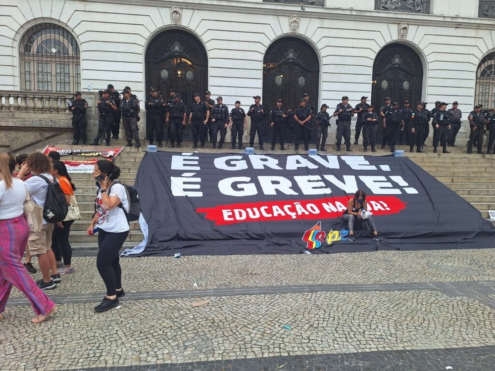 Eduardo Paes sanciona lei que redefine carga horária de professores municipais no Rio