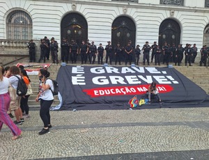 Eduardo Paes sanciona lei que redefine carga horária de professores municipais no Rio