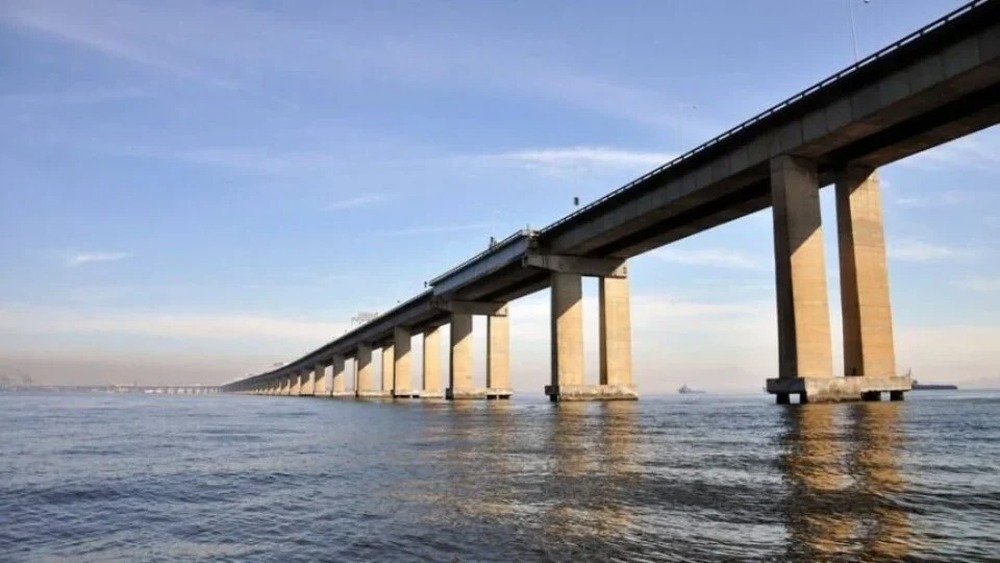 Motociclista cai da Ponte Rio-Niterói